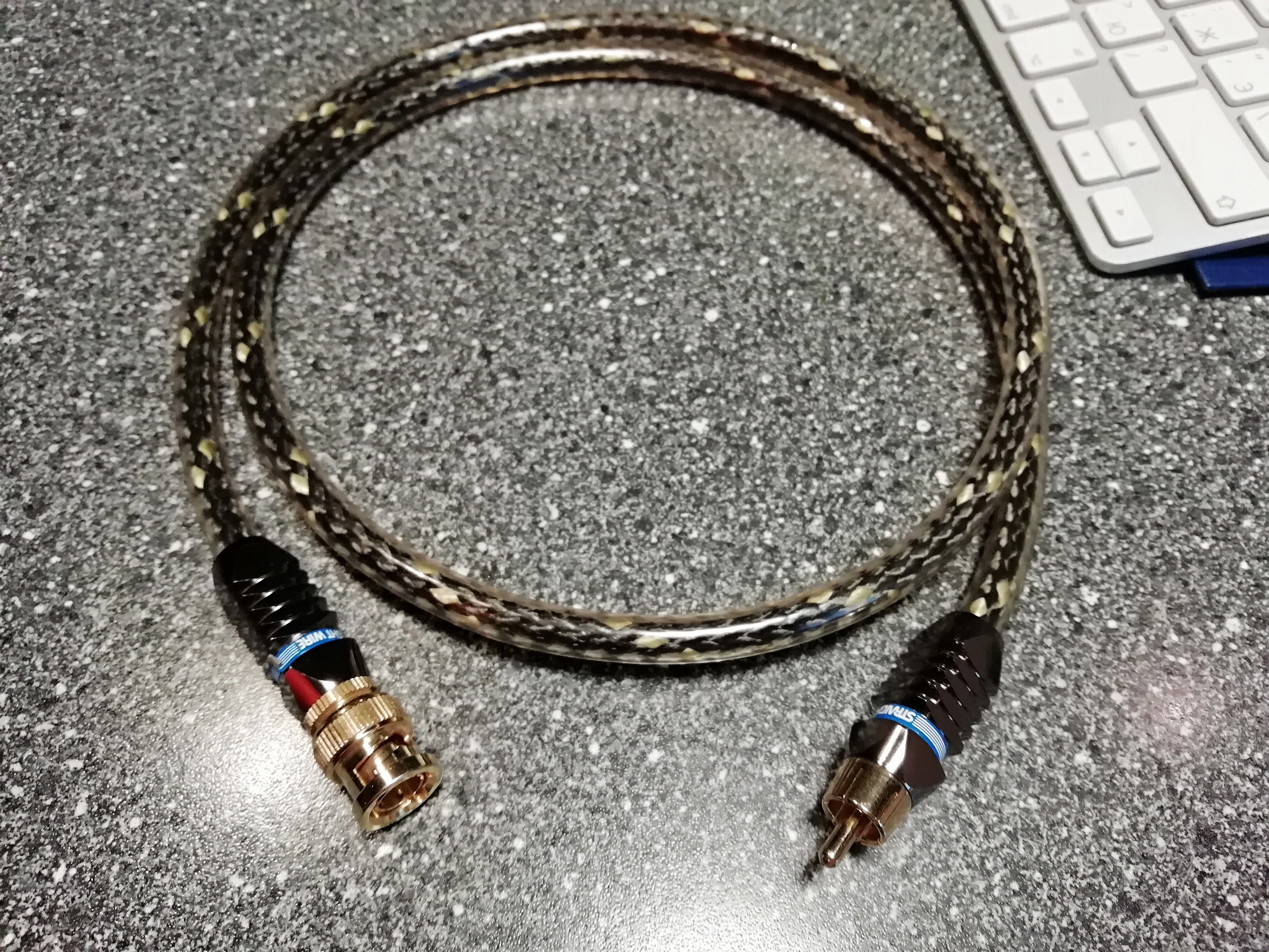 Компонентный видеокабель Straight Wire Data-Link coax BNC/RCA 1m